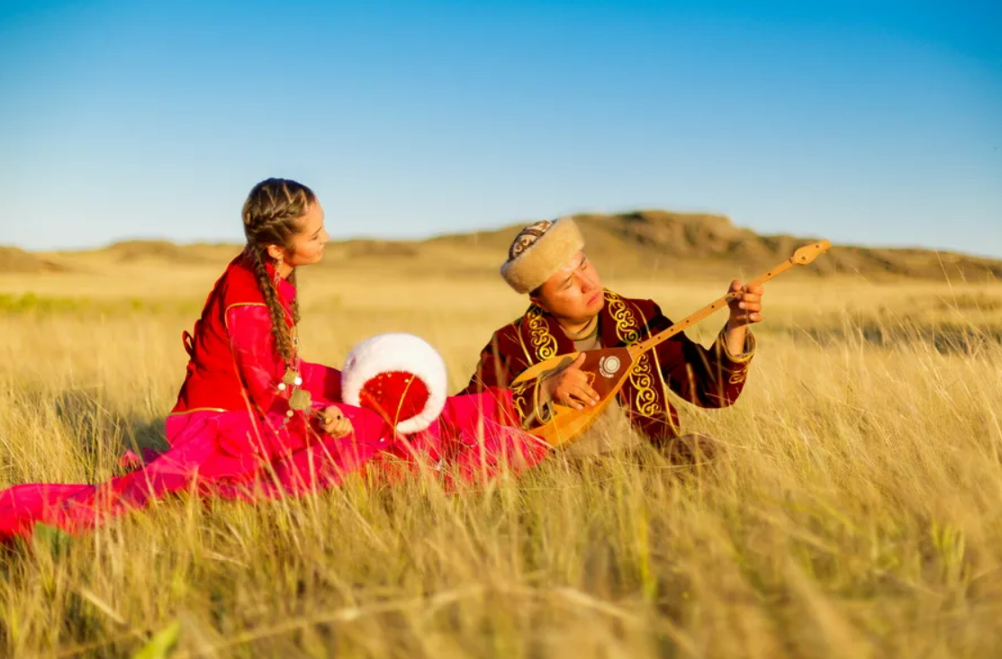 Kazakh traditional. Культура казахов домбра. Казах юрта домбра. Домбра казахский национальный костюм. Домбра Калмыцкая.