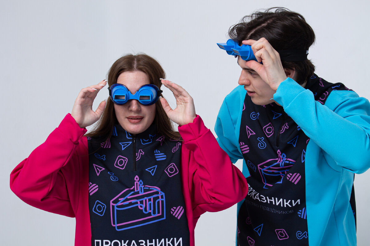 Существует "базовая" программа анимации. Туда входит тематическая программа с реквизитом, подарочки, шарики и трафаретный аквагрим. Есть также дополнения и шоу, которые могут разнообразить программу.-6