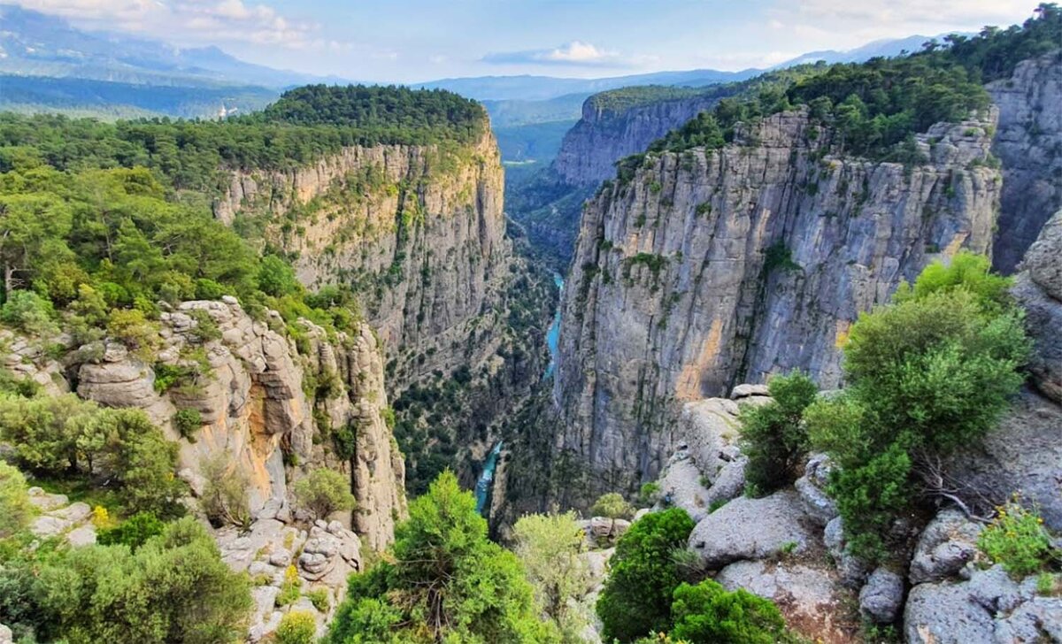 Каньон Тазы - это удивительное место, расположенное в 20 километрах к северо-востоку от города Анталья в Турции.