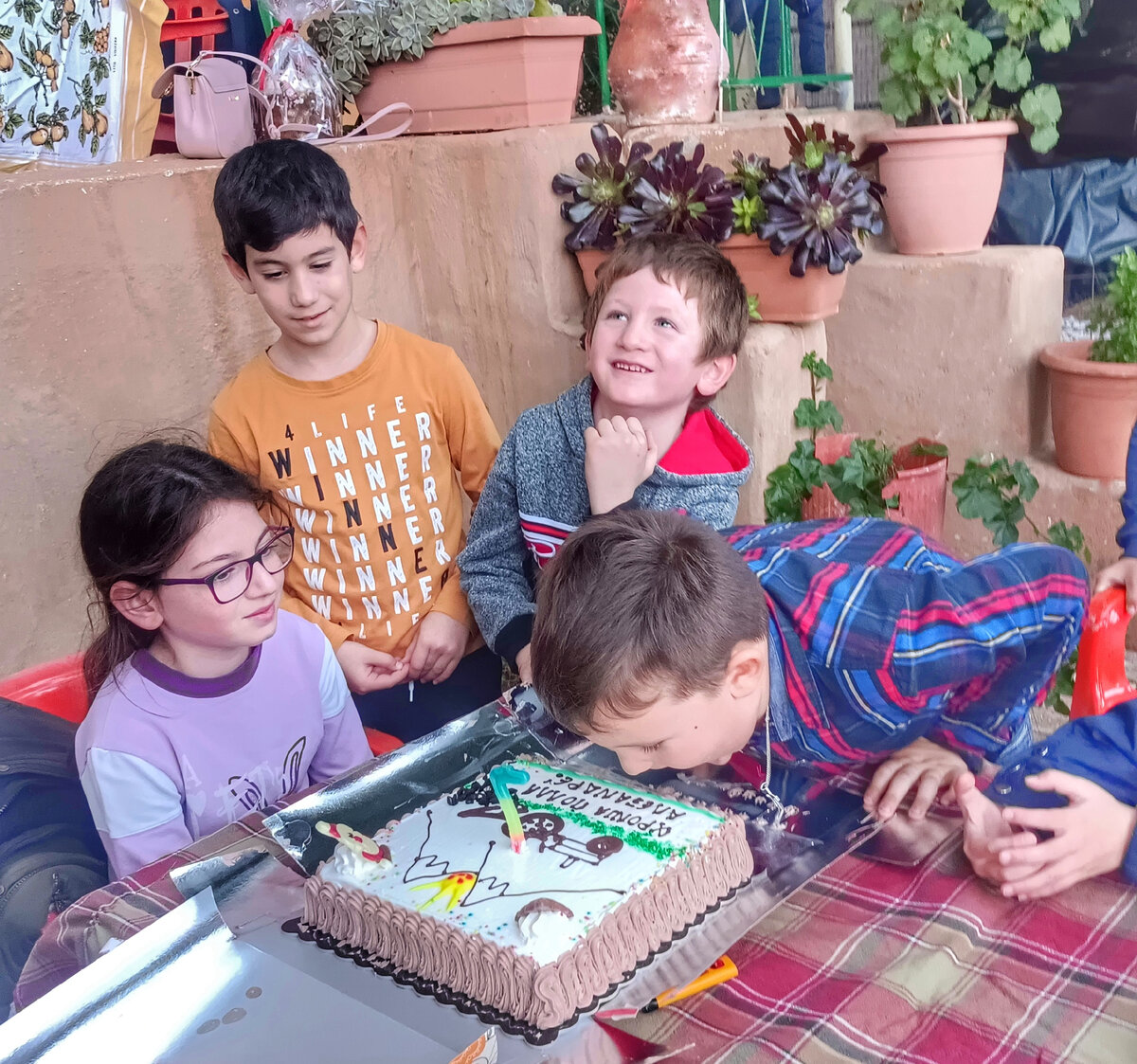 Как на сына день рождения не пекли мы каравай. Наш Шура в центре в клетчатой рубашке, сфотографироваться предпочел вот так))  (фото автора)