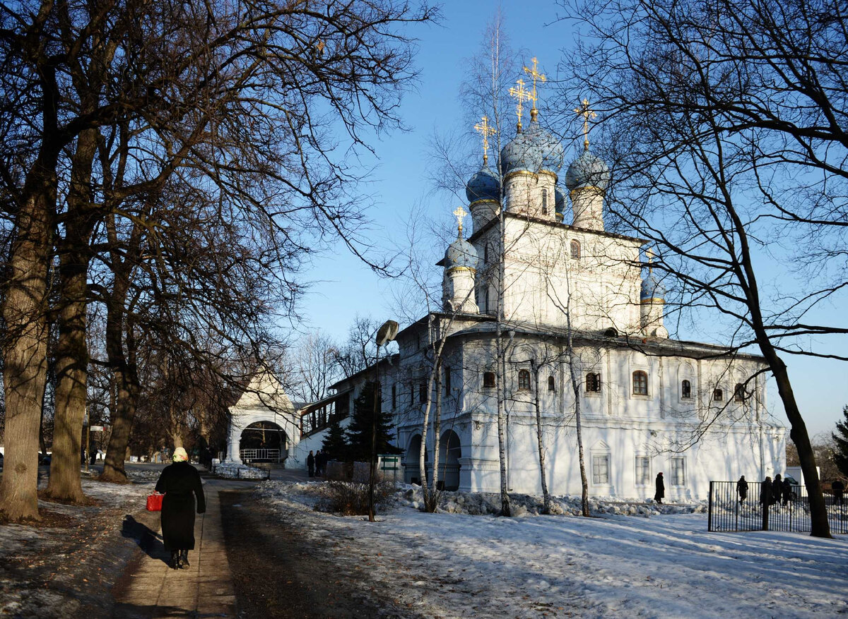 Храм Казанской иконы Божией Матери в Коломенском г. Москвы по праву считается одним из самых красивых. Фото Сергея Власова. Источник: https://foto.patriarchia.ru/news/patriarshee-sluzhenie-v-den-100-letiya-obreteniya-derzhavnoy-ikony-bozhiey-materi-v-kolomenskom/