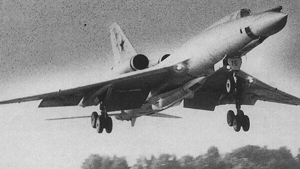 Ту-22 с ракетой X-22. Источник фото: http://авиару.рф/aviamuseum/aviatsiya/sssr/bombardirovshhiki-2/bombardirovshhiki-1950-g-1991-g/sverhzvukovoj-bombardirovshhik-tu-22/sverhzvukovoj-bombardirovshhik-raketonosets-tu-22k/