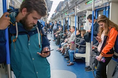    Пассажиры с телефонами в вагоне поезда в метро Москвы осенью ©сайт мэра Москвы