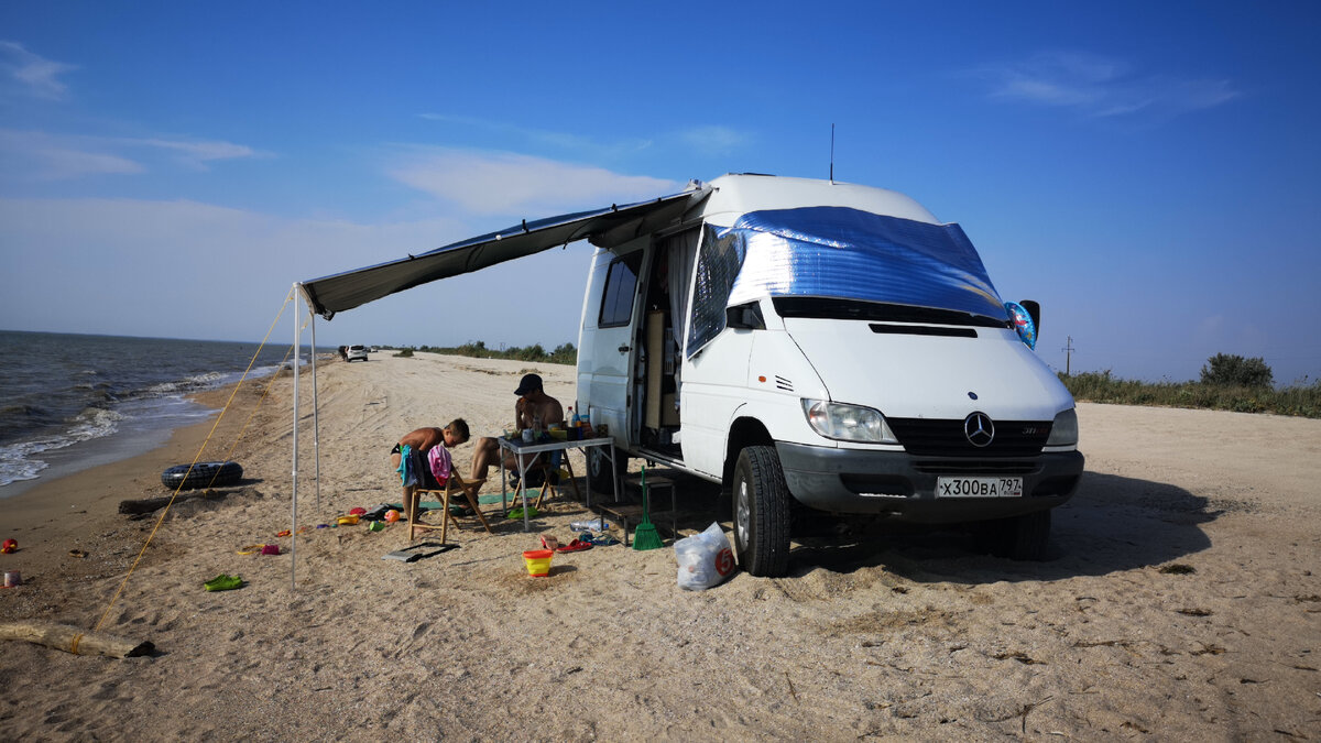 Пустынный пляж Азовского моря за Приморско-Ахтарском. Нам нравилась тишина и отсутствие соседей.  