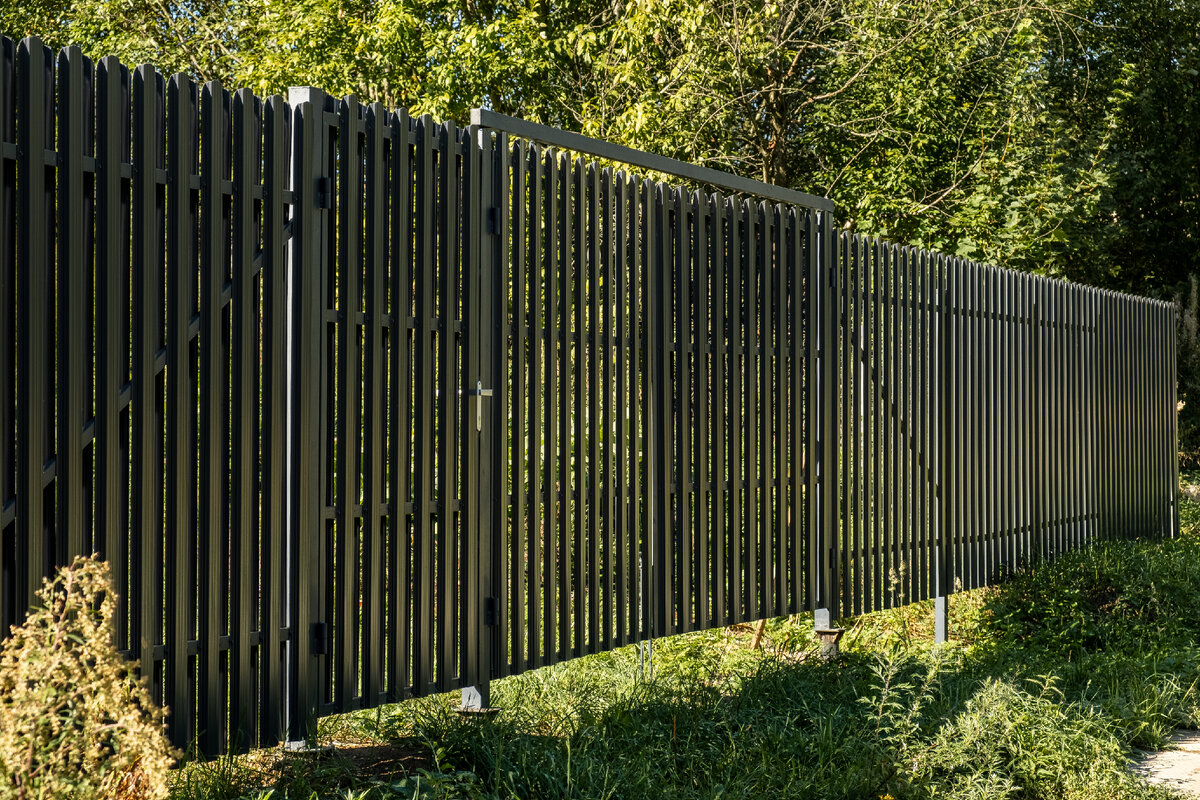 Забор из ероштакетника на винтовых сваях