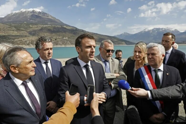 Франция запустит общий план экономии воды "на лето" в условиях "все более частых засух", включая адаптацию атомных электростанций к изменению климата, объявил в четверг президент Эммануэль Макрон.
