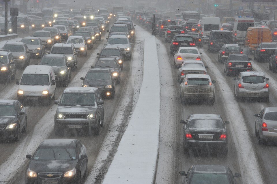     Снег в марте привел к огромным пробкам на федеральной трассе М-4 "Дон" под Ростовом. Анатолий ЖДАНОВ