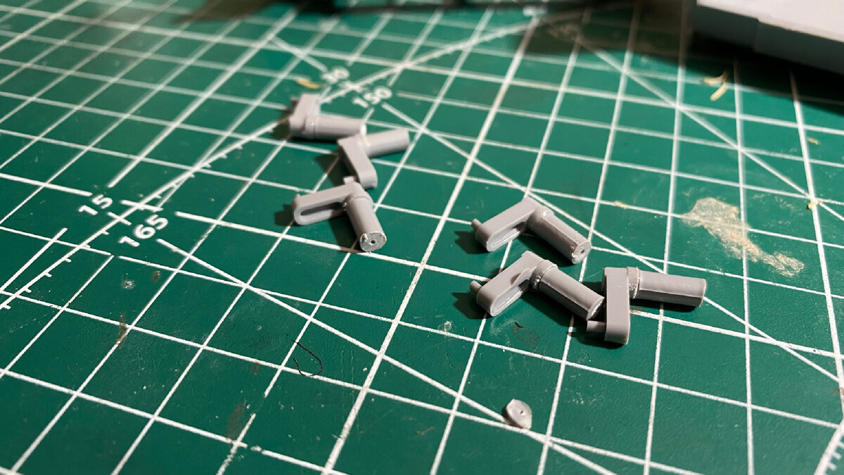 Так как катки без втулок срезал такие оси Звезды и поменял на обрезки литников.