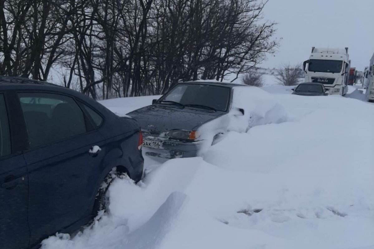    На Дону в 33 застрявших в пробке автобусах замерзают 766 пассажиров