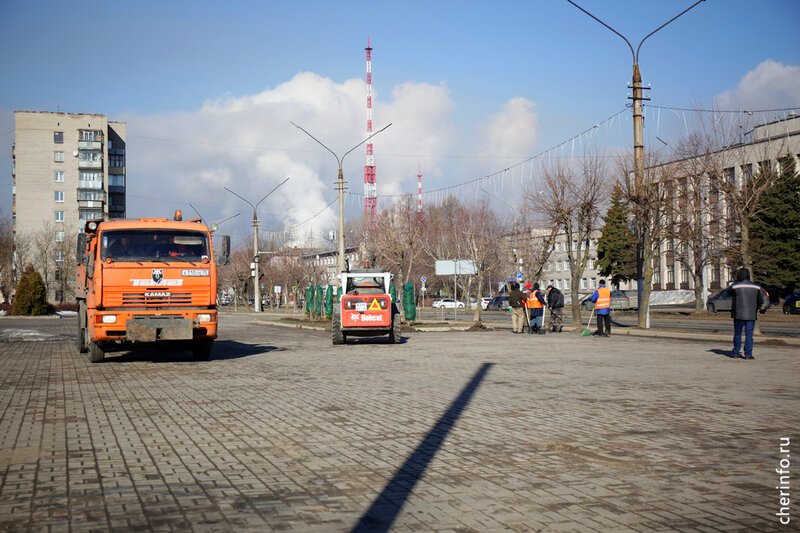    Пока сотрудники "Спецавтотранса" убирают мусор и грязь вдоль дорог вручную.