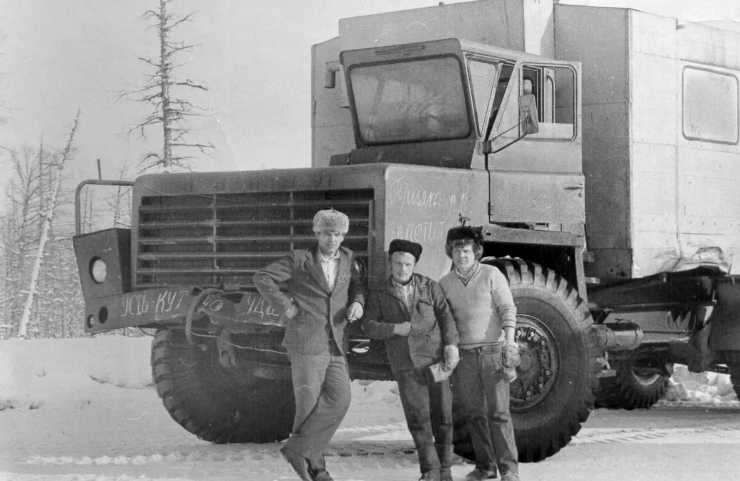 Фото автора. С Яндекса. Этот снимок сделан автором. Он много раз повторяется в его текстах, хотел этот раз его не ставить, но без этого снимка рассказ будет не полным. Читатель может подумать что это выдумка автора. А так факт на лицо! Салон смятый, это столовая с деревом обнималась. На снимке водителей этой машины нет. Слева на право, автор, Коля, П, Санёк, Б. Снимок сделан на развилке дороги Удачный – Айхал. Водители переоделись перед посёлком в парадную форму.