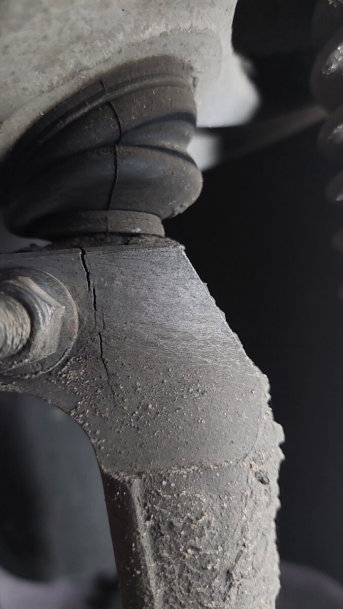 Так выглядит трещина, при которой эксплуатация автомобиля крайне не рекомендуется. 