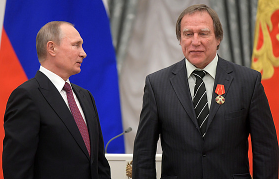 Президент России Владимир Путин вручает государственную награду музыканту Сергею Ролдугинову. (22.09.2016) | фото:  Profimedia.cz