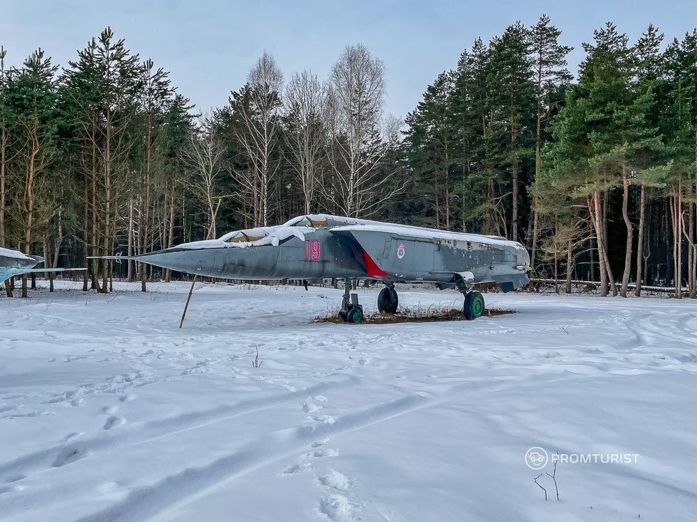 История о том, как я нашёл в лесу истребители МиГ-25У и МиГ-27 🛩✈️😳