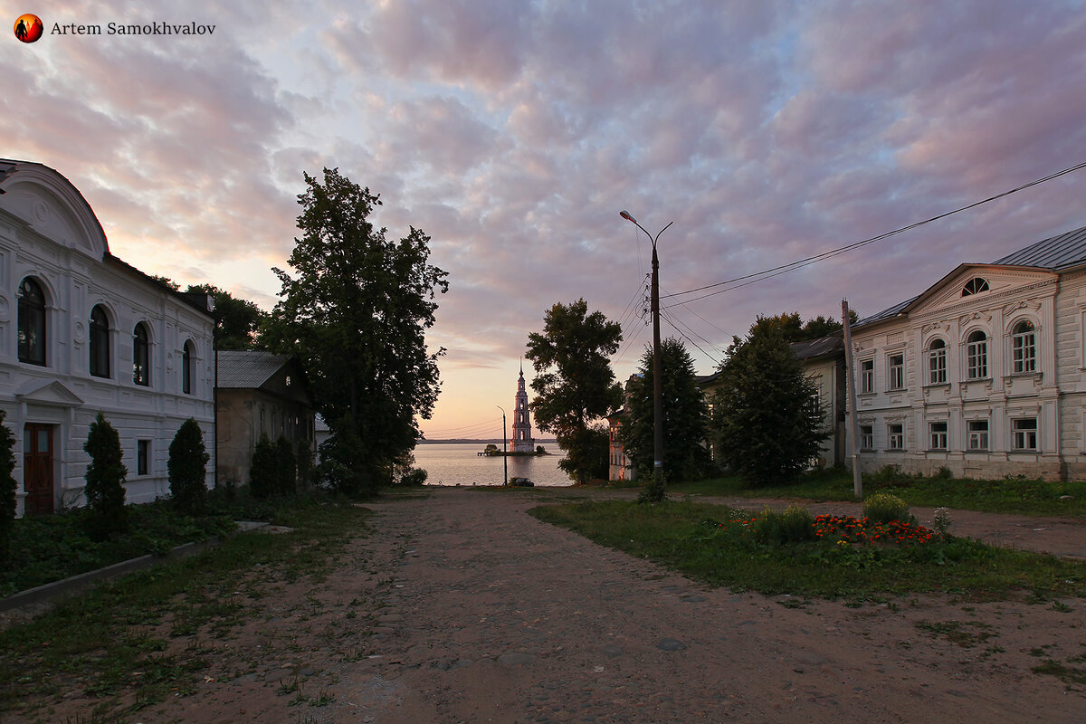 Некоторые улицы Калязина обрываются прямо на берегу Волги. Их продолжения навсегда скрыты под водой...