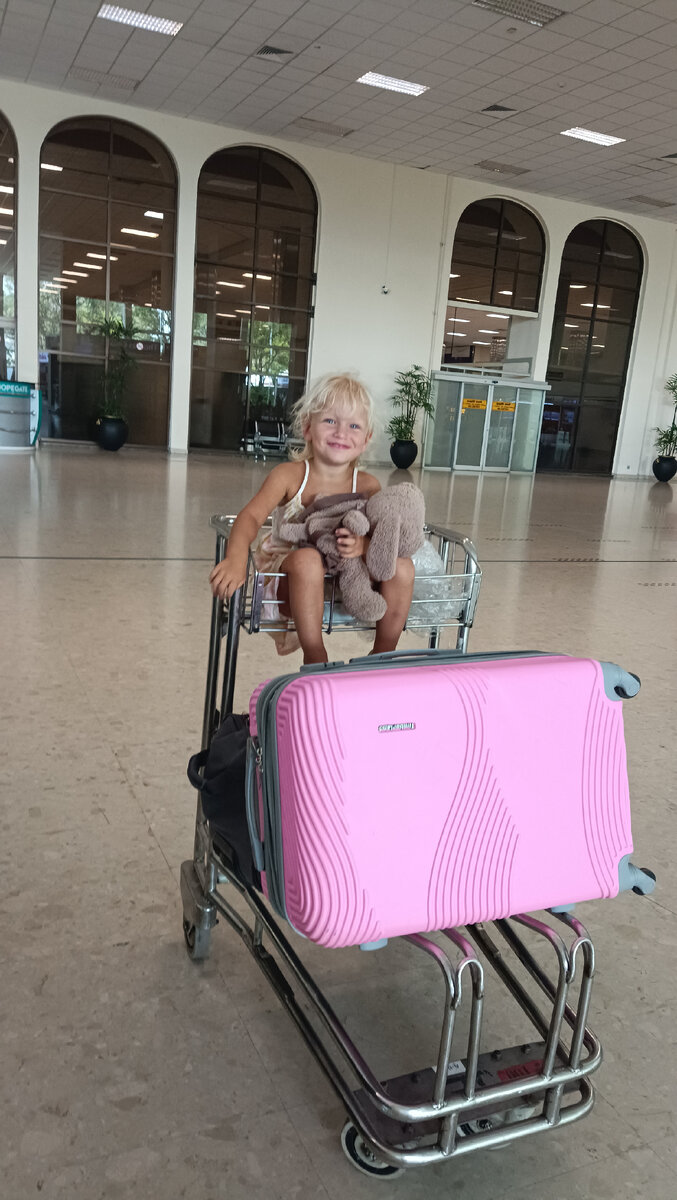 Вот такие мы довольные с дочкой, что примерно за три часа доехали из Унаватуны в аэропорт.