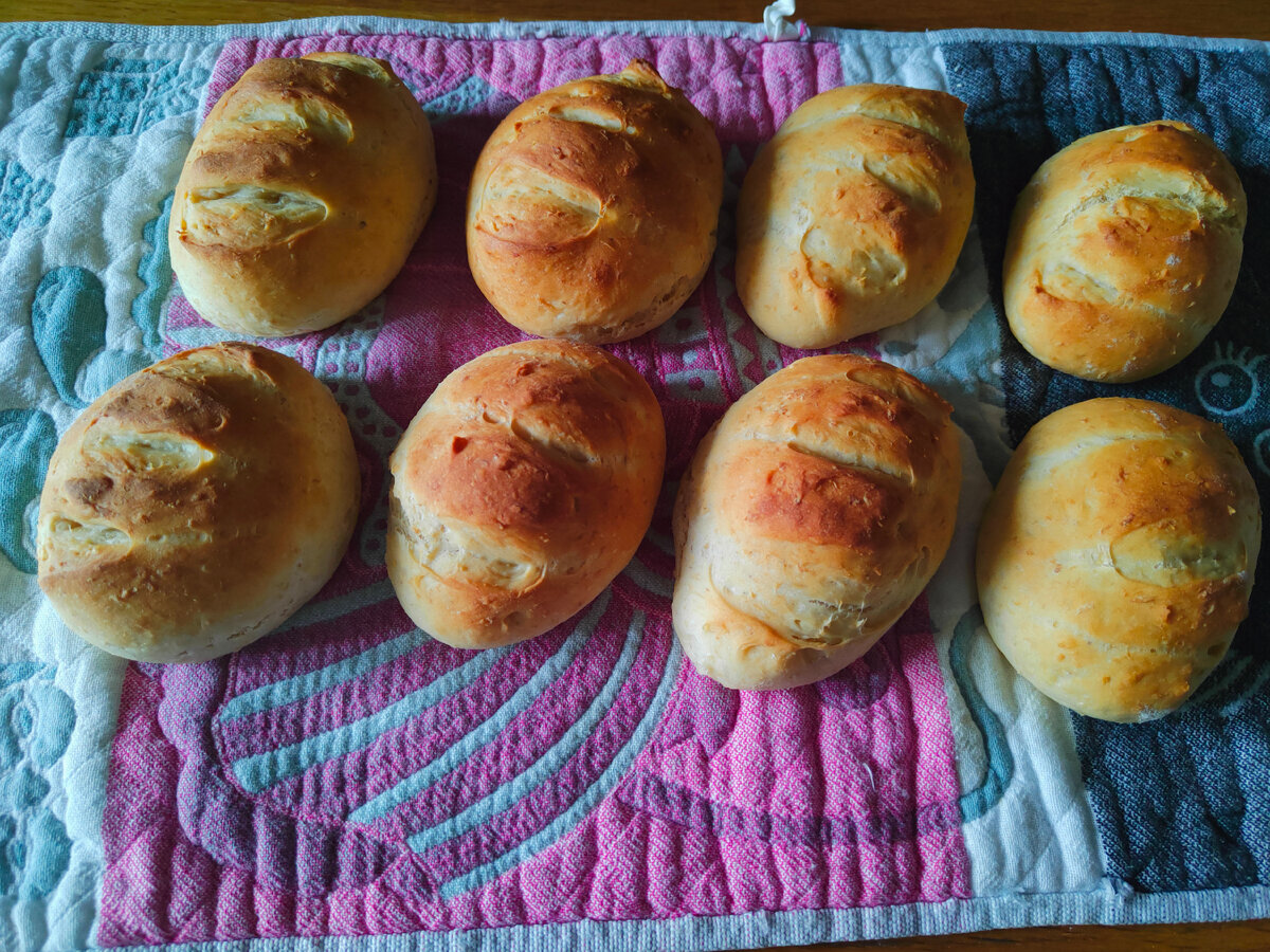 Геркулес 5 ст.ложек заварила стаканом кипятка и под крышку. Когда "каша" остыла до тёплого состояния, добавила соль, сахар, дрожжи, муку 1 сорта, ложку масла - всё на глаз 😁 Из-за овсянки, тесто получилось тяжёлое, поэтому решила формовать в виде булочек, чтобы лучше пропеклось 