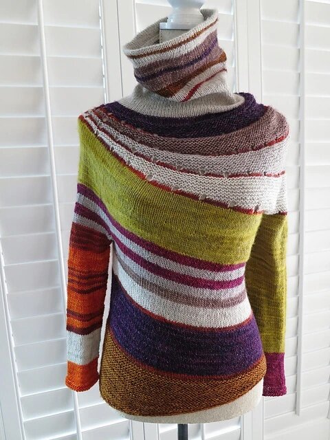 Один из вариантов оригинального, человеческого свитера. Фото отсюда: https://www.ravelry.com/patterns/library/enchanted-mesa