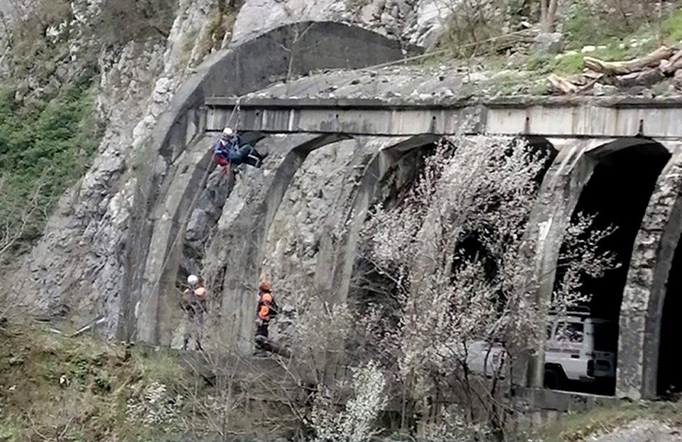     Спасатели запустили в воздух беспилотник.