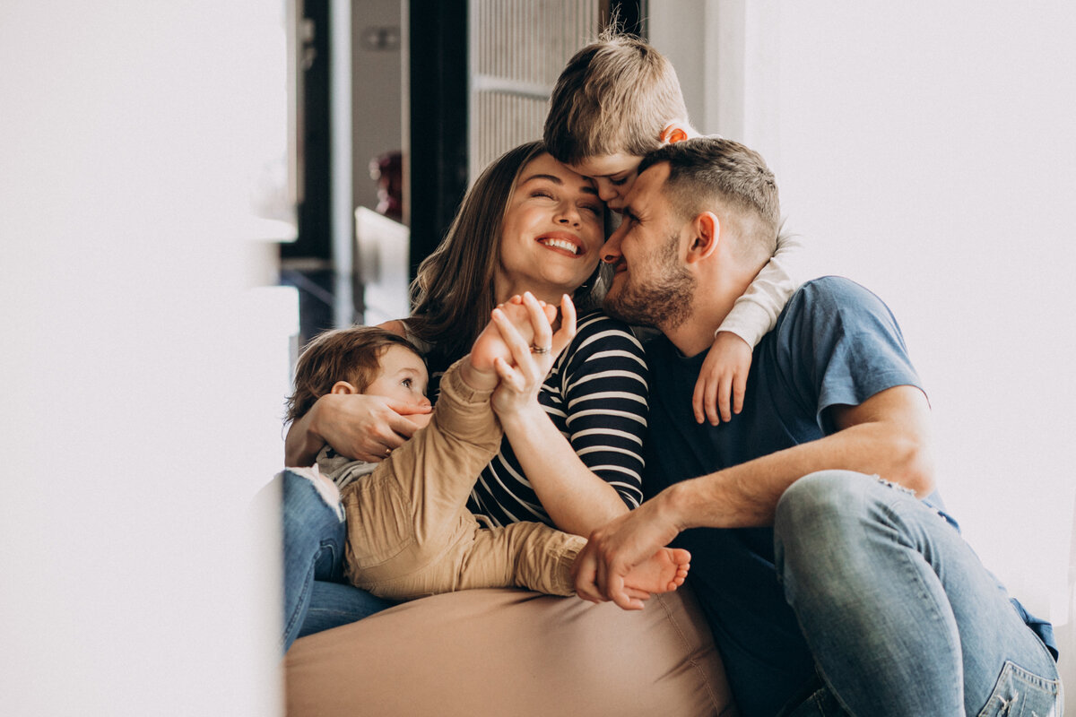 <a href="https://ru.freepik.com/free-photo/young-family-with-their-sons-at-home-having-fun_7435531.htm#query=%D1%81%D0%B5%D0%BC%D1%8C%D1%8F&position=0&from_view=search&track=sph">Изображение от senivpetro</a> на Freepik
