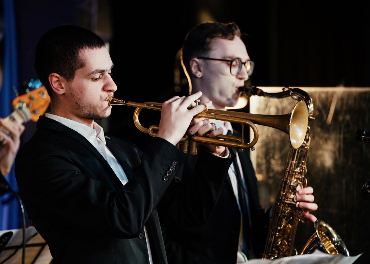 Джаз клуб everjazz екатеринбург. EVERJAZZ фестиваль Сысерть. EVERJAZZ Екатеринбург. Контрабасист в джаз-клубе Екатеринбург Эверджаз.