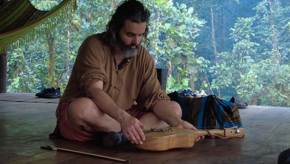 Маэстро Арутам Руйман посвящает свою жизнь, исцеляя и обучая священному искусству Единения в Арутаме