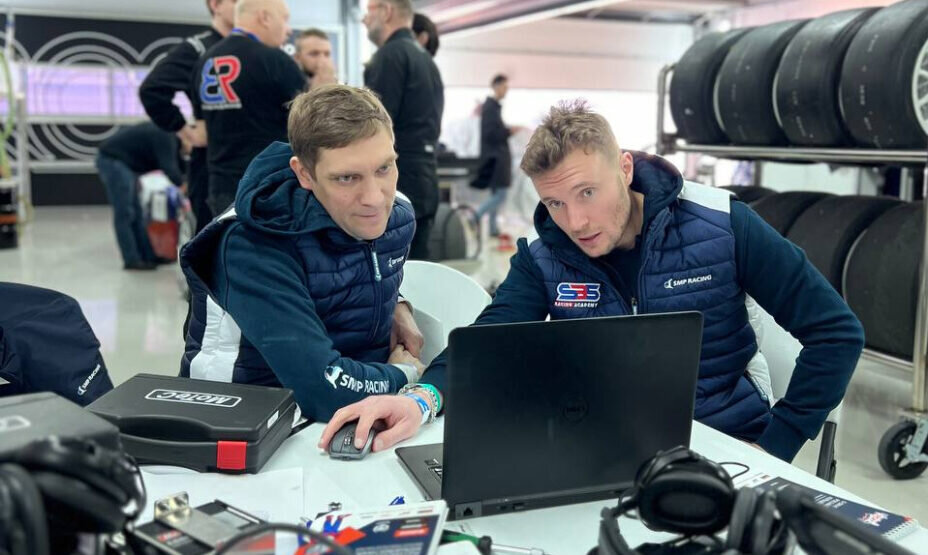    Виталий Петров (слева) и Сергей Сироткин готовятся к гонке. Фото: SMP Racing