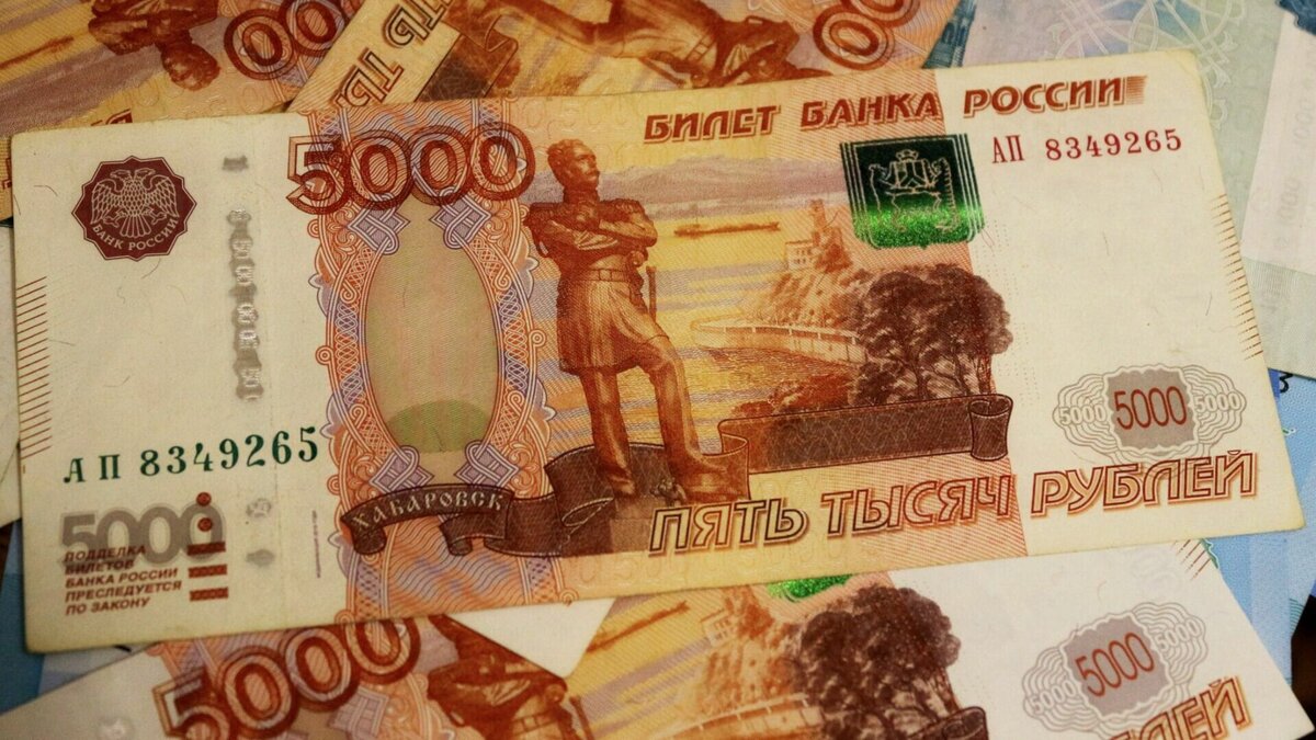     Во время следственных действий в доме у председателя совета судей Татьяны Юровой оперативники нашли крупную сумму денег, дорогие часы и вещи люксовых брендов, передает 1Rnd со ссылкой на свой источник в правоохранительных органах.