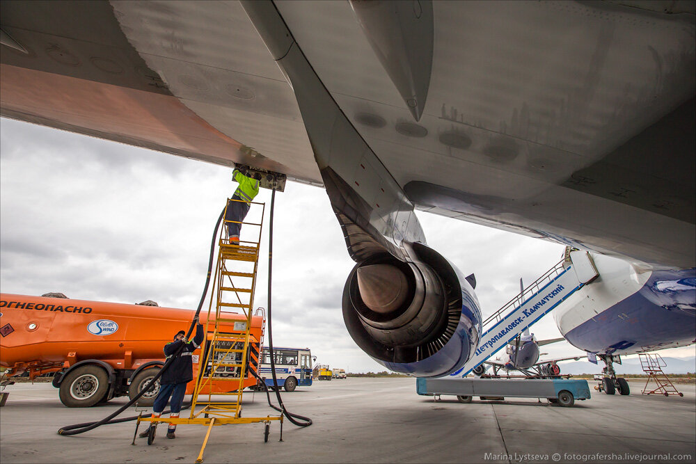 Баки боинг 737. Топливные баки Боинг 777. Топливный бак самолета Боинг 737. Боинг 767 топливные баки. Заправка Боинга 777.