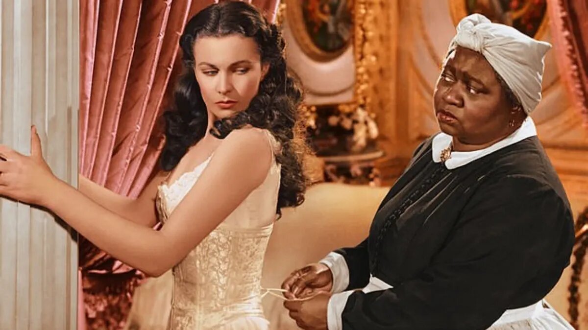 Вивьен Ли (слева) в роли Скарлетт О'Хара в фильме «Унесенные ветром» (1939), с Хэтти Макдэниел (справа) в роли ее рабыни Мамми. Обе актрисы получили «Оскары» за свои роли. Фото: Getty