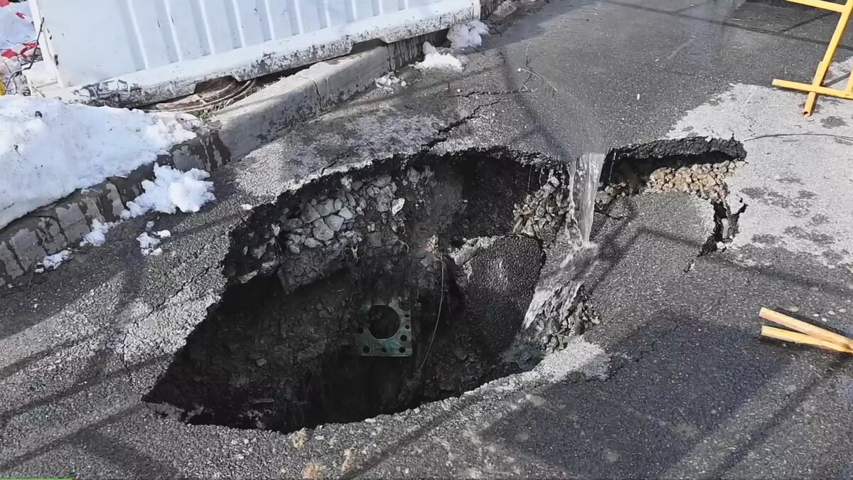    В Нижневартовске коммунальщики латают яму на Комсомольском бульваре