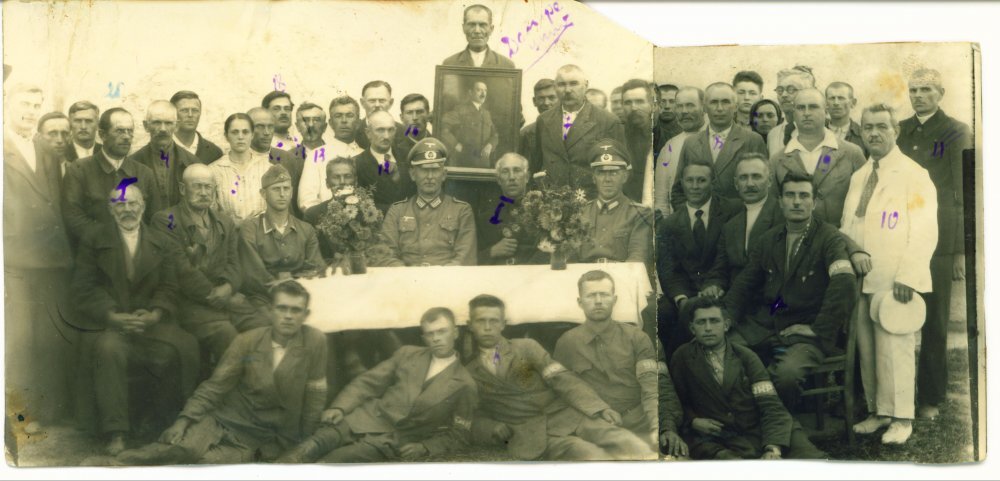 Украинские полицаи под портретом Гитлера, желто-блакитные нарукавные повязки с надписью "УКР".