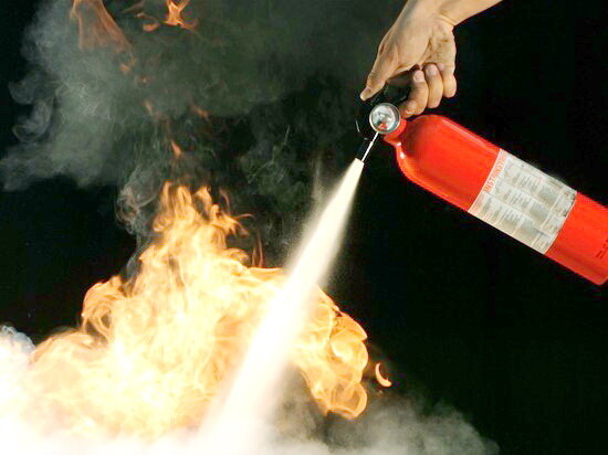 Тушение возгорания огнетушителем. Фото из открытых источников