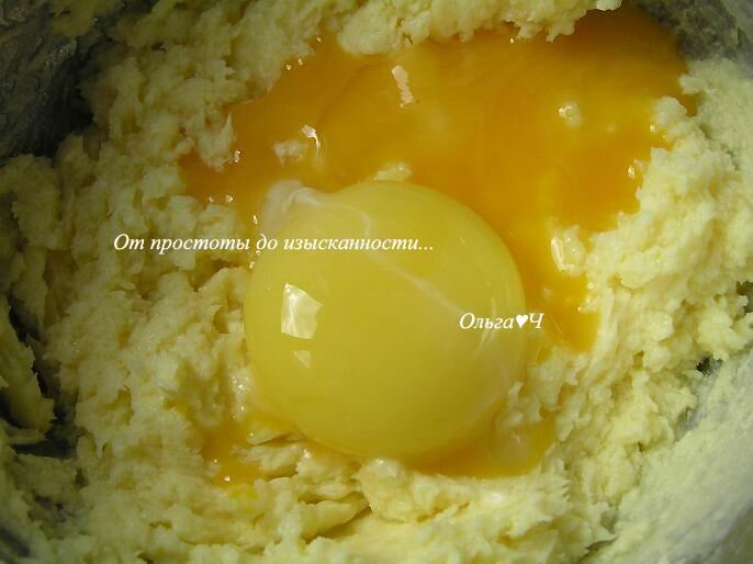 Сливочное масло разотрите добела с половиной сахарной пудры, присоедините желтки, тщательно размешайте до полного растворения кристалликов сахара.