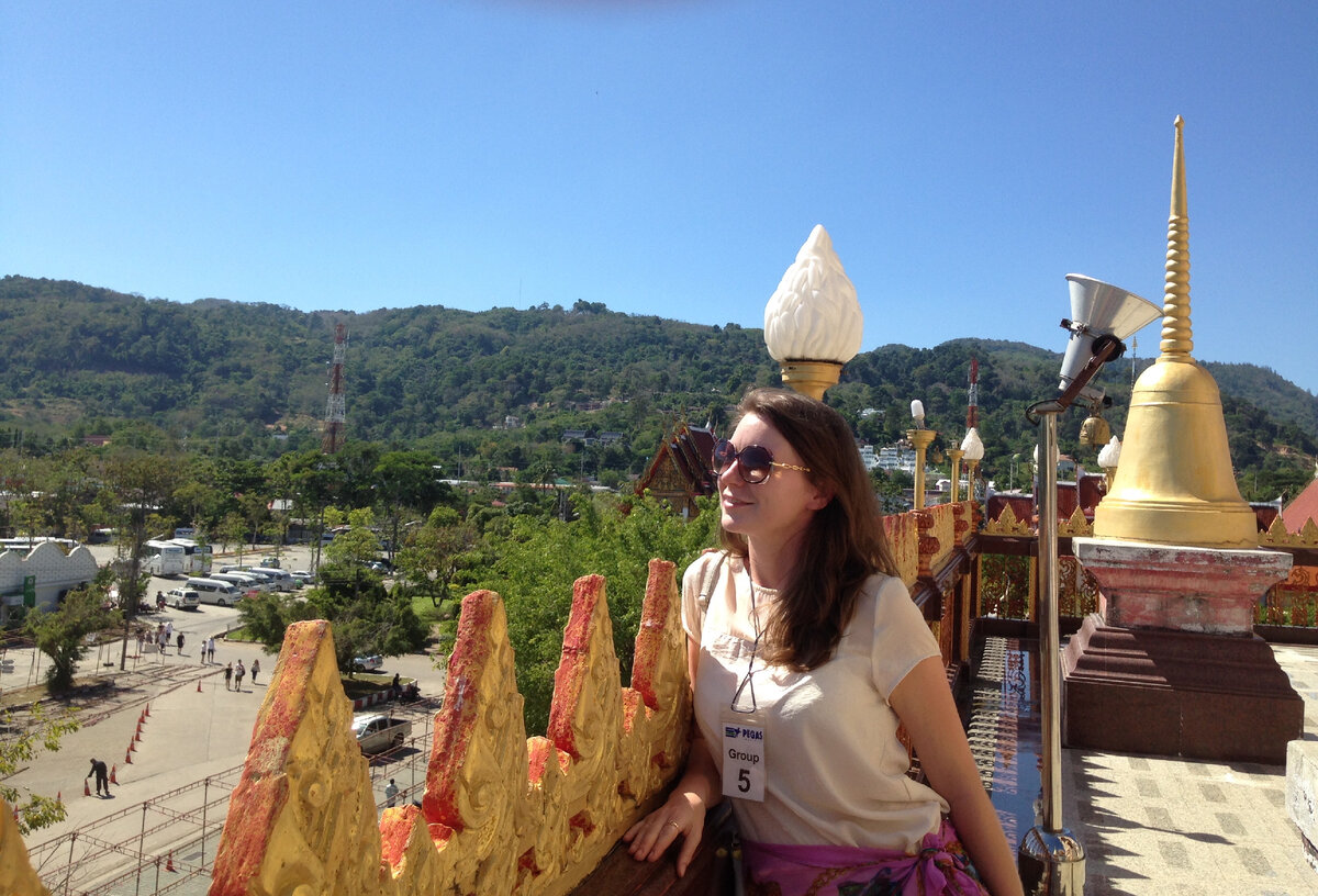 Ват Чалонг состоит из 3 этажей, наверху открывается красивый вид на весь храмовый комплекс. Вся его территория в зелени, рядом виднеется огромная парковка .