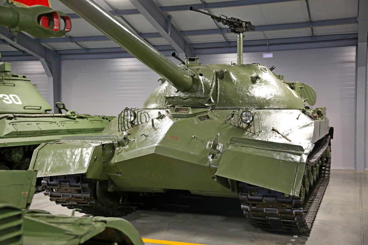 ИС-7 — венец эволюции тяжелых танков. Создан для борьбы с немецким сверхтяжелым танком «Маус».-1-2