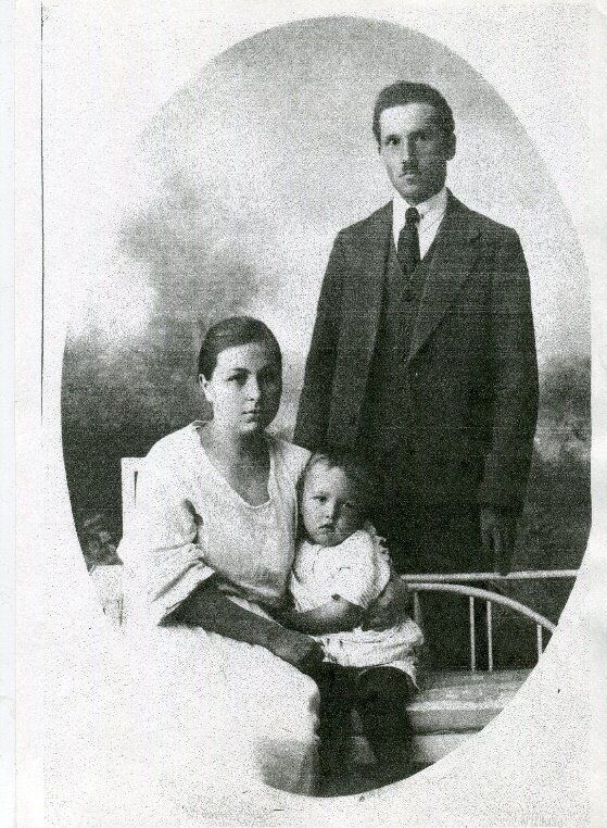 Константин Прокофьевич и Елена Алексеевна Кривцовы  с сыном Алексеем
