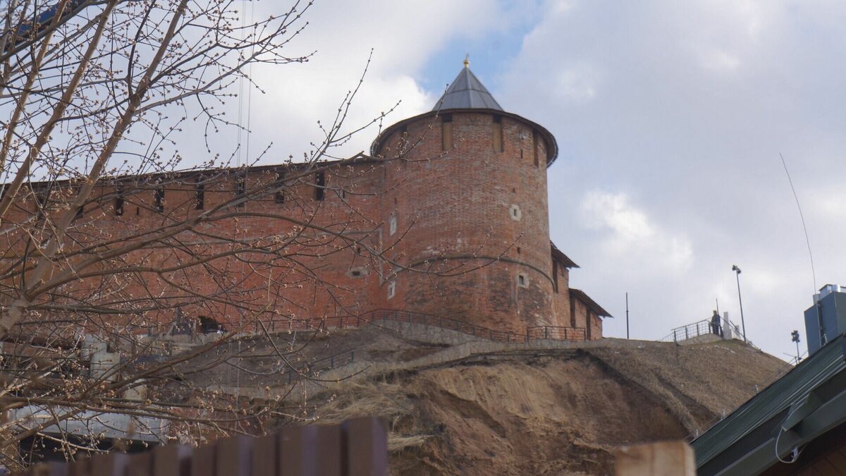     Причиной оползня у Северной башни кремля в Нижнем Новгороде могла стать неправильная политика властей в сфере благоустройства. Такое мнение высказал эколог Асхат Каюмов в беседе с корреспондентом NewsNN.