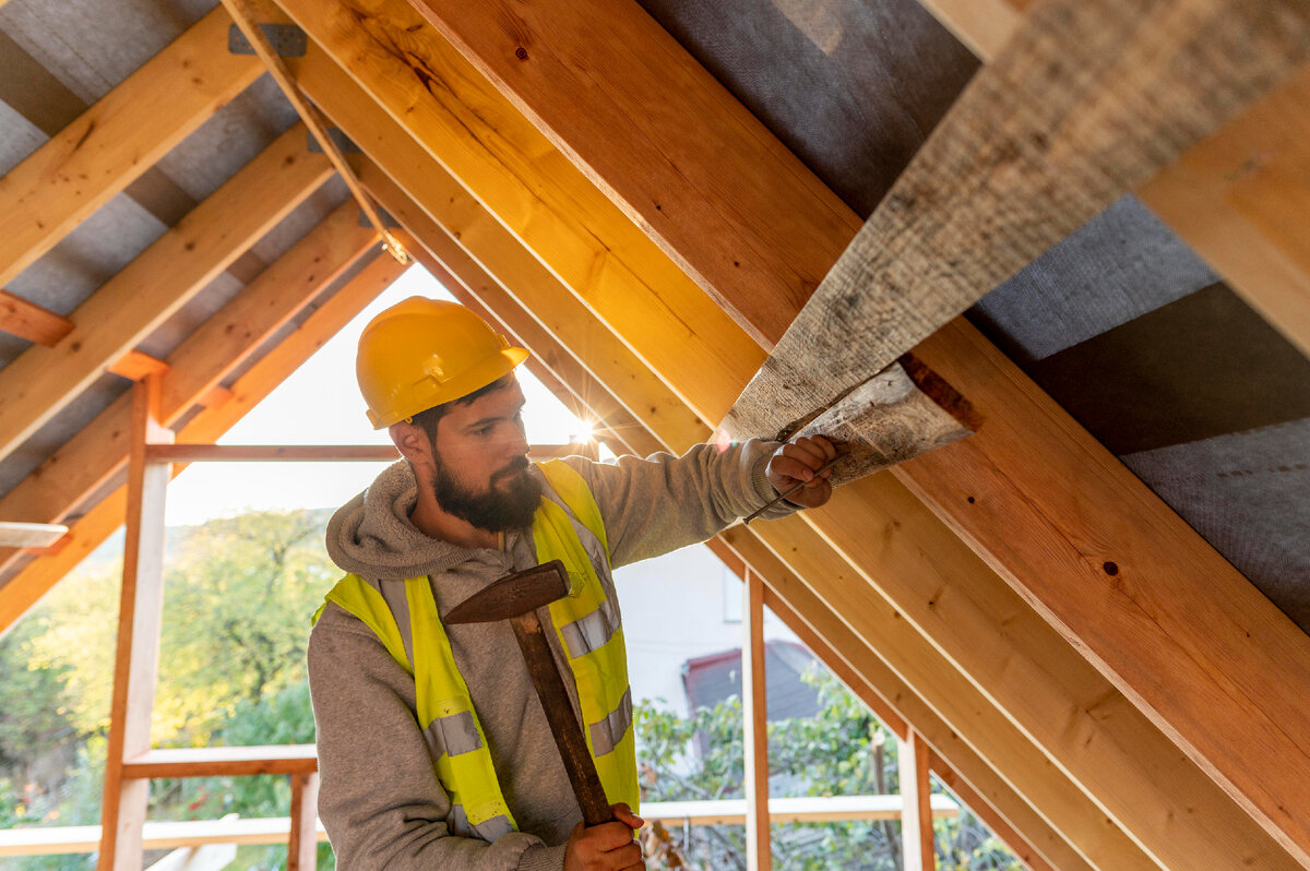 Изображение от <a href="https://ru.freepik.com/free-photo/carpenter-man-working-on-wood_11105960.htm#query=%D1%81%D1%82%D1%80%D0%BE%D0%B8%D1%82%D0%B5%D0%BB%D1%8C%D1%81%D1%82%D0%B2%D0%BE%20%D0%B4%D0%B5%D1%80%D0%B5%D0%B2%D1%8F%D0%BD%D0%BD%D0%BE%D0%B3%D0%BE%20%D0%B4%D0%BE%D0%BC%D0%B0&position=3&from_view=search&track=ais">Freepik</a>