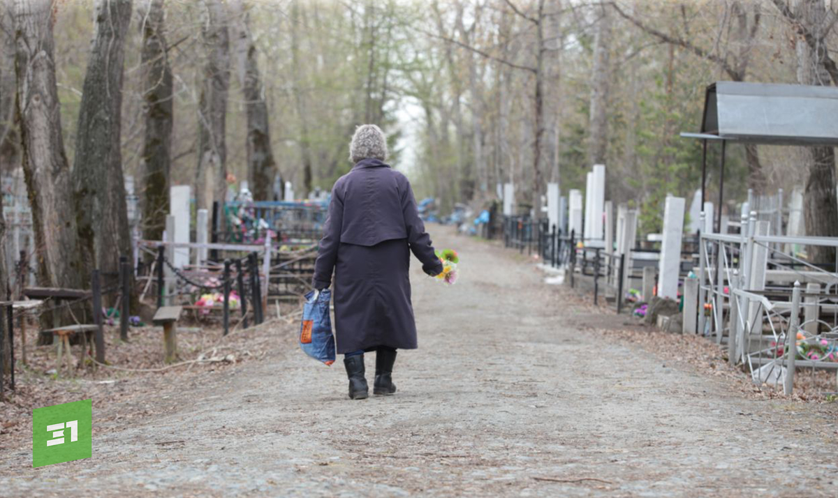 Пришла на на могилу. Кладбище Сухомесово Челябинск. Городское кладбище Челябинск. Родительский день на кладбище. Кладбище днем.