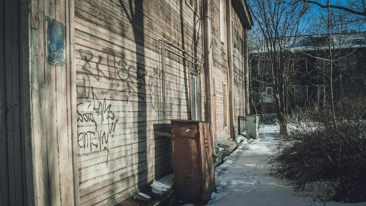     Ветеран труда пожаловалась на невыносимые условия проживания — в доме проваливается потолок.