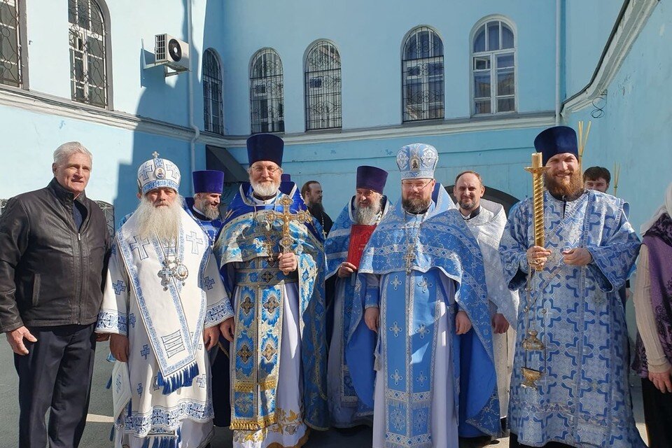     После службы митрополит и другие священнослужители радостно отпустили в небо голубей Марина КОЧНЕВА