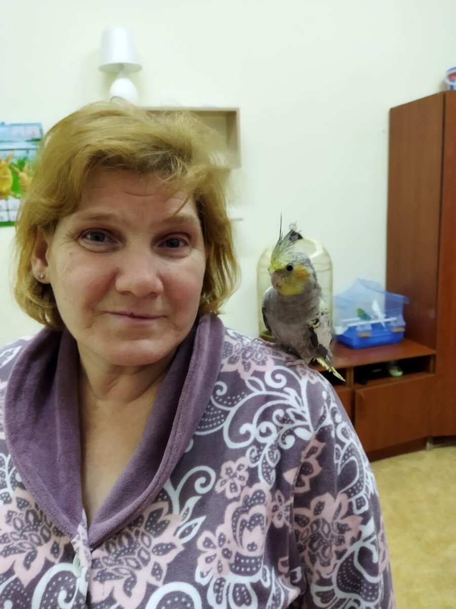 Елена и один из ее попугаев