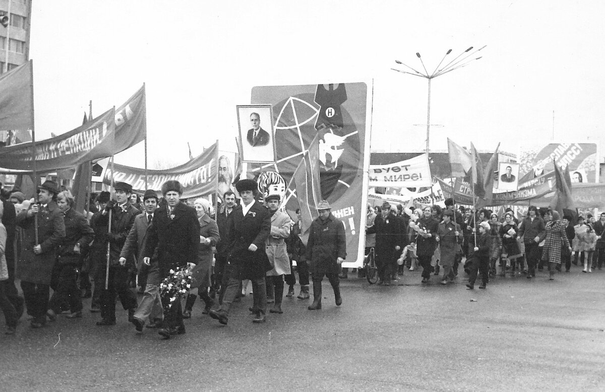 1978 Первомайская демонстрация. Первомайская демонстрация в Праге 1956. Первомайская демонстрация 1993 года в Москве.