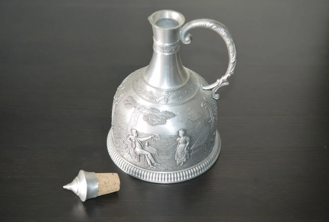 Это кувшиндля шнапса - и снова знакомый сюжет!