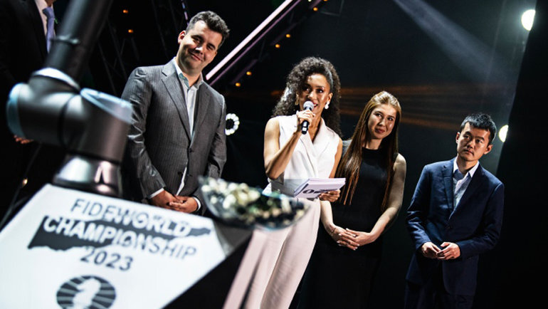    Ян Непомнящий (слева) и Дин Лижэнь (справа) на церемонии открытия матча на шахматную корону.FIDE