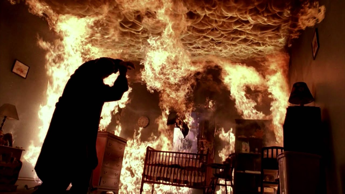 Мили сгорают. Человек в горящей комнате. Комната горит. Девушка в горящей комнате. Горящие комната.