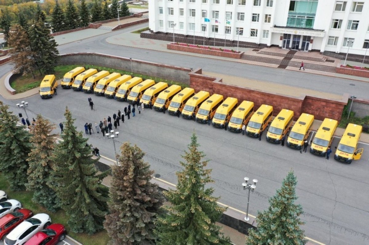    Директорам школ вручили ключи от 45 школьных автобусов