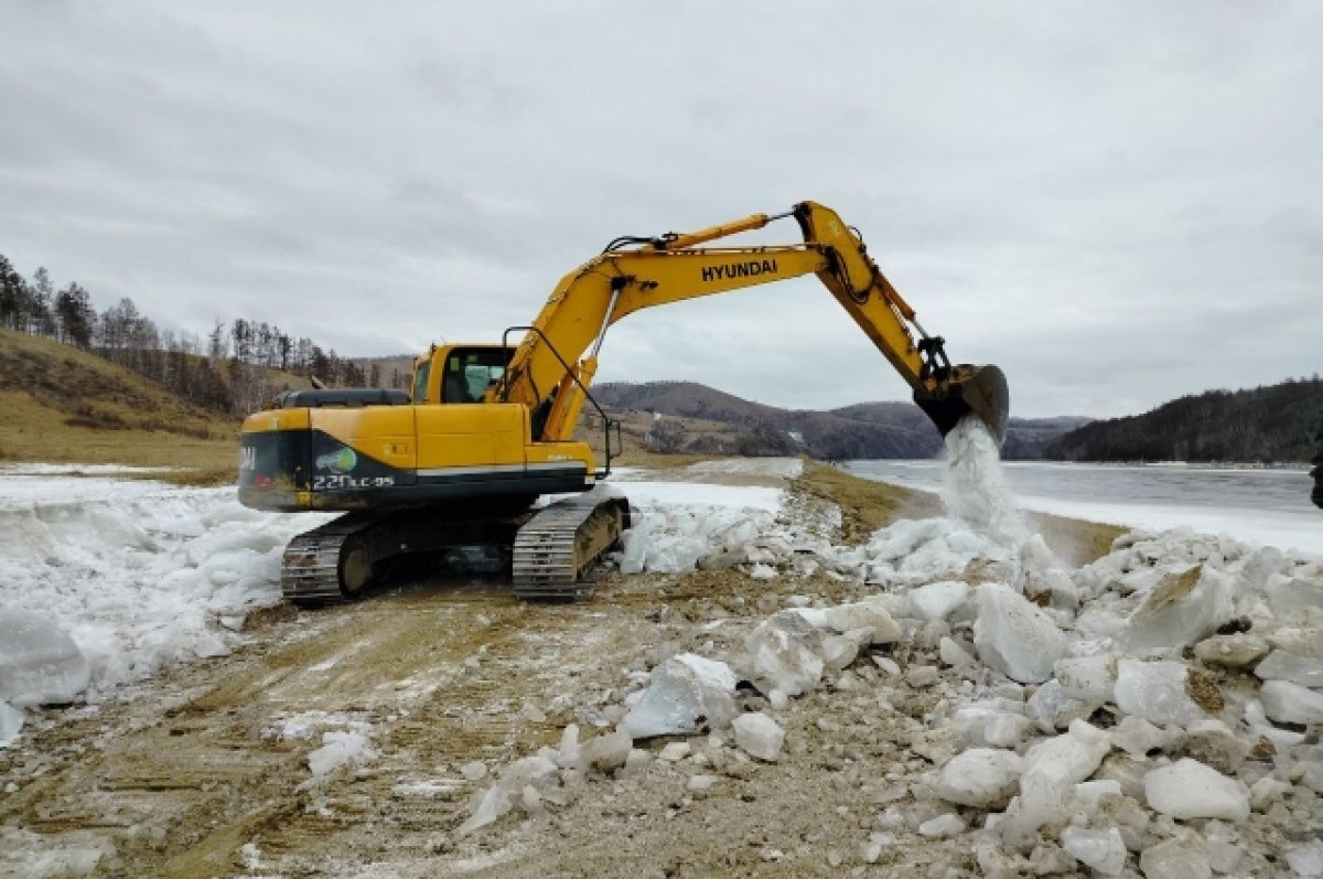    Дорогу Сретенск – Усть-Карск продолжают очищать от наледи