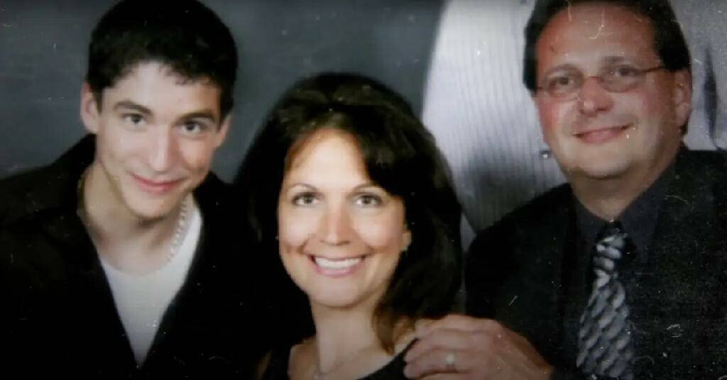 Майкл 20 лет, его мать Лори 48 лет и отец Джеффри 50 лет